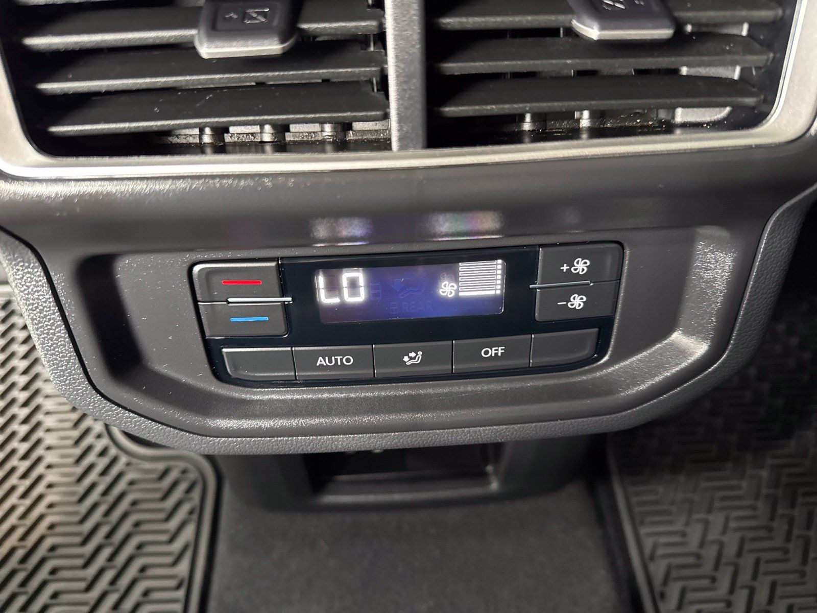 Used 2025 Volkswagen Atlas Peak Edition SE AWD/4WD image 22