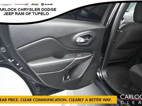 Used 2021 Jeep Cherokee Latitude FWD image 24