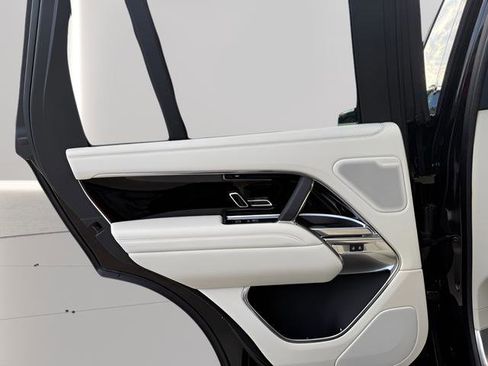 Certified 2025 Land Rover Range Rover SE image 29