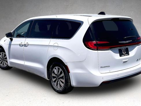 Used 2024 Chrysler Pacifica Limited FWD image 3