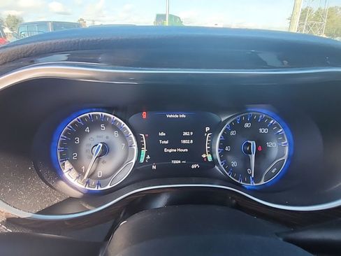 Used 2023 Chrysler Pacifica Limited image 11