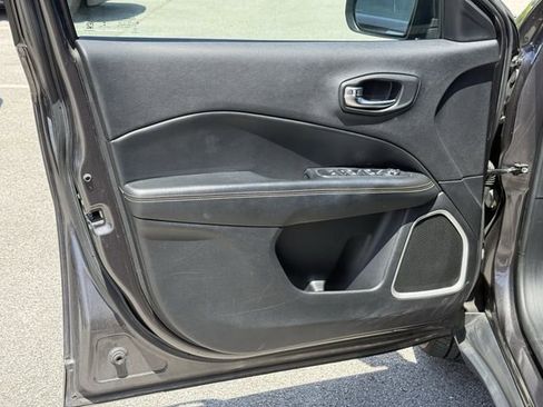 Used 2019 Jeep Compass Latitude image 32