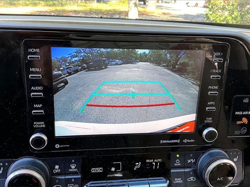 Used 2021 Toyota Highlander XLE image 13