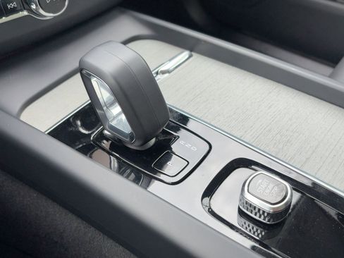 Certified 2025 Volvo XC60 B5 Plus image 18