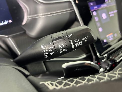 Used 2025 Jeep Grand Cherokee L Laredo image 18