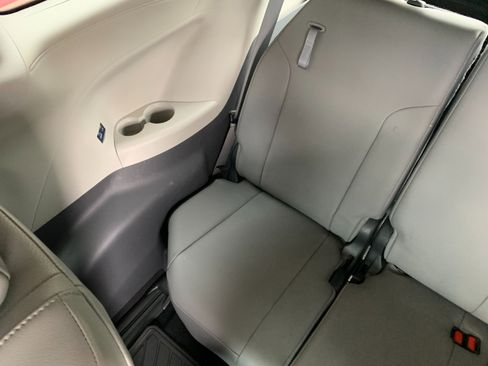 Used 2022 Toyota Sienna XLE image 33