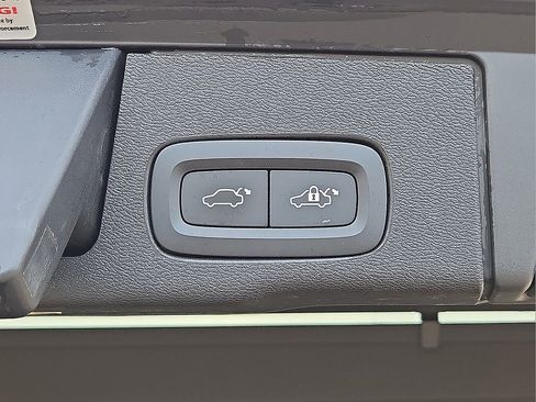 Certified 2023 Volvo XC60 B5 Plus w/ Climate Package image 15