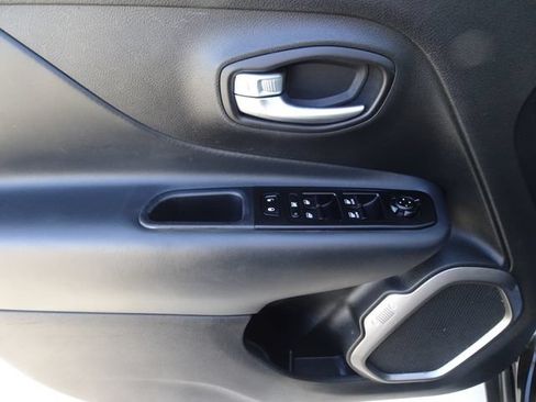 Used 2022 Jeep Renegade Latitude AWD/4WD image 8