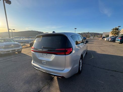 Used 2024 Chrysler Pacifica Touring-L image 5