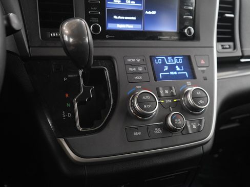 Used 2020 Toyota Sienna SE w/ Carpet Mat Package FWD image 26