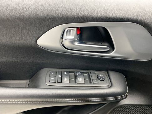 Used 2019 Chrysler Pacifica Touring-L w/ S Appearance Package FWD image 12
