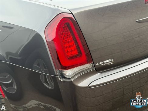 Used 2023 Chrysler 300 Touring w/ Sport Appearance Package image 10