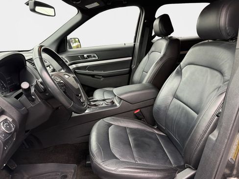 Used 2017 Ford Explorer XLT w/ Equipment Group 202A AWD/4WD image 12