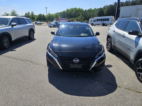 Used 2025 Nissan Altima 2.5 SV FWD image 2