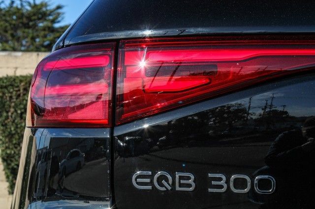 Used 2025 Mercedes-Benz EQB 300 4MATIC image 9