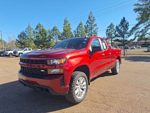 Used 2022 Chevrolet Silverado 1500 Custom w/ Safety Confidence Package image 1