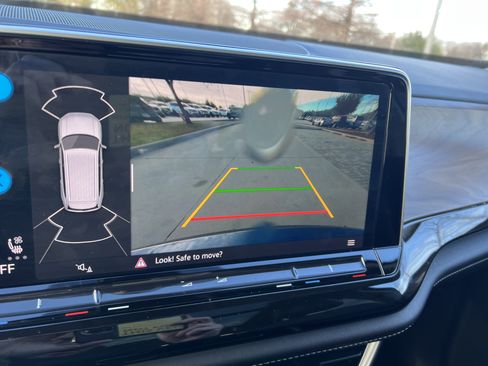 Certified 2025 Volkswagen Atlas SE image 23