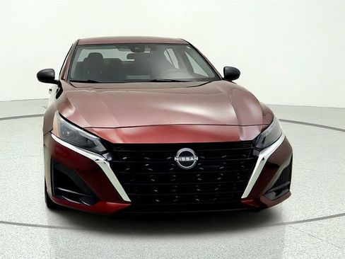 Used 2025 Nissan Altima 2.5 SV FWD image 2