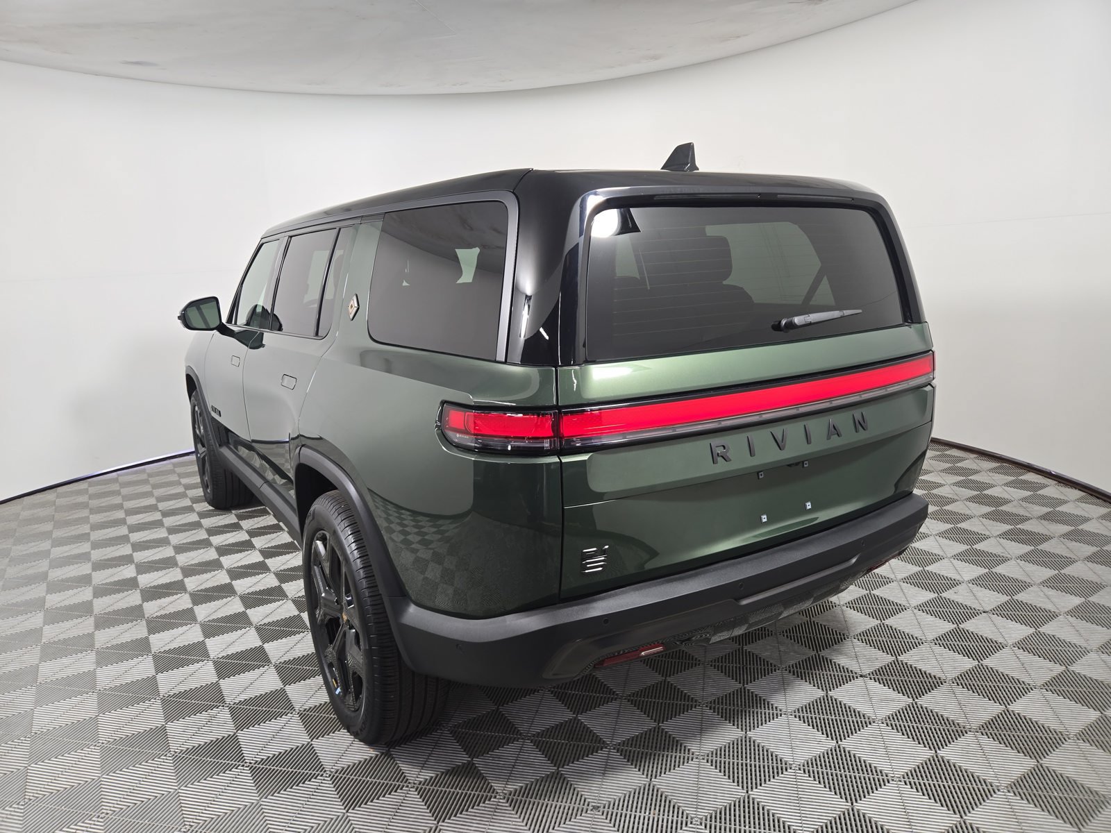 Used 2025 Rivian R1S Adventure Dual AWD/4WD image 3