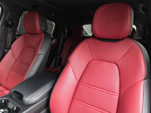 Certified 2025 Porsche Cayenne Coupe AWD/4WD image 5