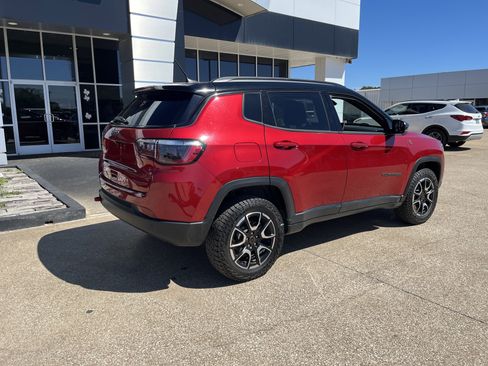 Used 2025 Jeep Compass Trailhawk AWD/4WD image 3