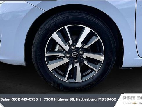 Used 2025 Nissan Versa SV image 7