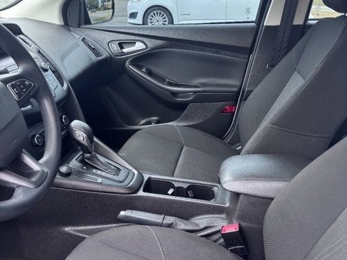 Used 2018 Ford Focus SE FWD image 4