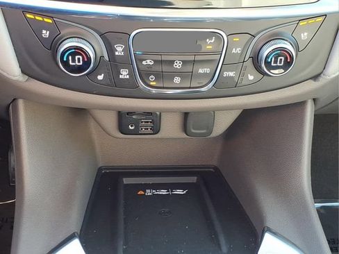Used 2021 Chevrolet Traverse Premier AWD/4WD image 19