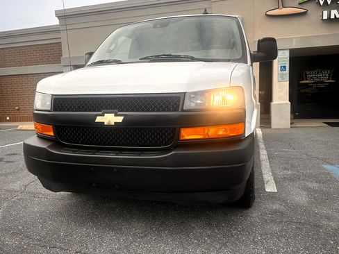 Used 2019 Chevrolet Express 2500 image 2