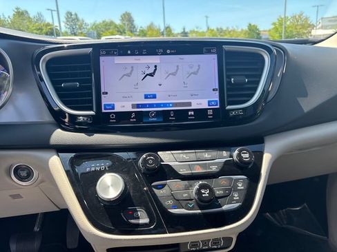 Used 2023 Chrysler Pacifica Touring-L FWD image 20