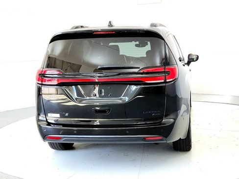 Used 2023 Chrysler Pacifica Limited w/ Uconnect Theater Family Group AWD/4WD image 5