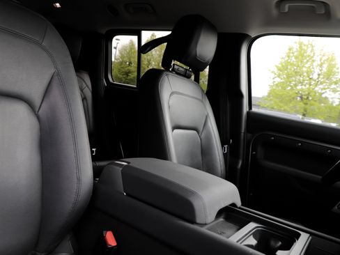 Certified 2023 Land Rover Defender 130 SE AWD/4WD image 12