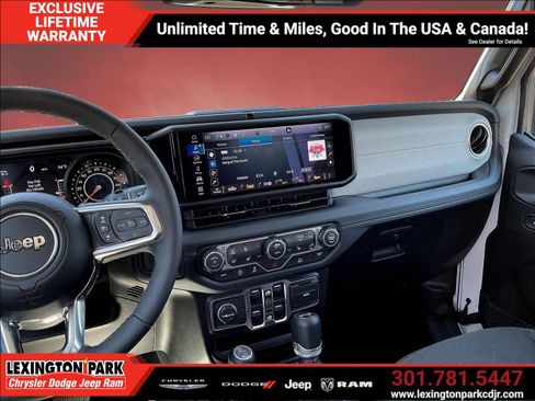 Used 2026 Jeep Wrangler Unlimited Sahara AWD/4WD image 9