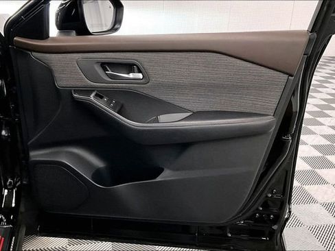 Used 2023 Nissan Rogue SV image 19