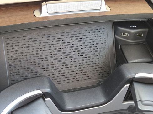 Used 2024 Mercedes-Benz GLS 450 4MATIC image 7