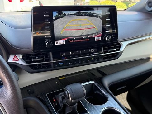 Used 2023 Toyota Sienna Platinum FWD image 20
