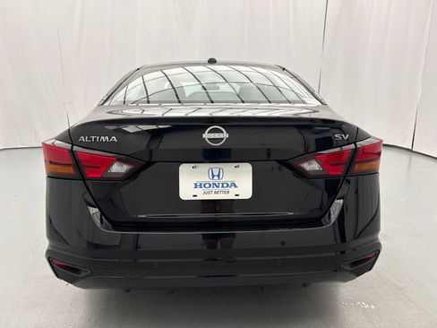 Used 2024 Nissan Altima 2.5 SV FWD image 8