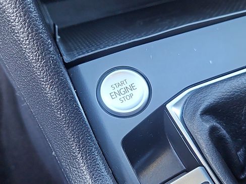 Certified 2022 Volkswagen Taos SE w/ Panoramic Sunroof Package image 17