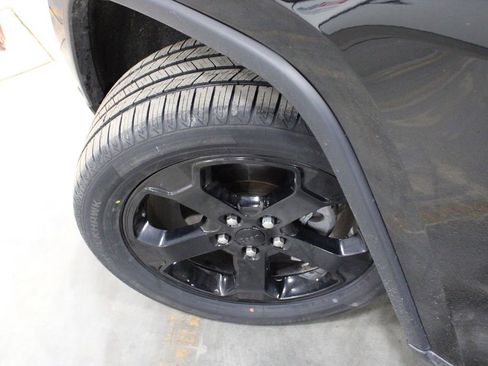 Used 2019 Jeep Grand Cherokee Laredo image 44