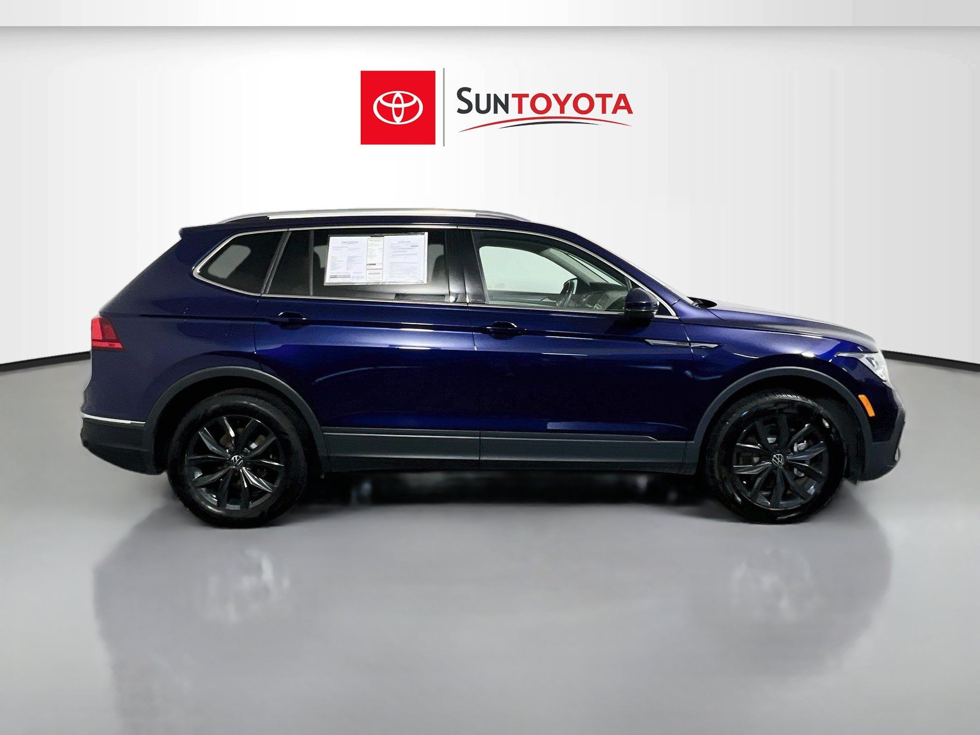 Used 2024 Volkswagen Tiguan SE FWD image 2