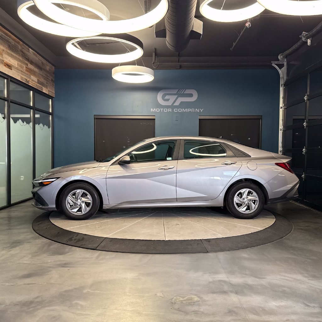 Used 2025 Hyundai Elantra SE FWD image 6