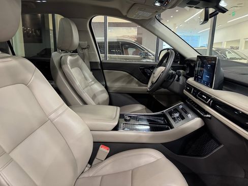 Used 2022 Lincoln Aviator AWD w/ Premium Package image 18