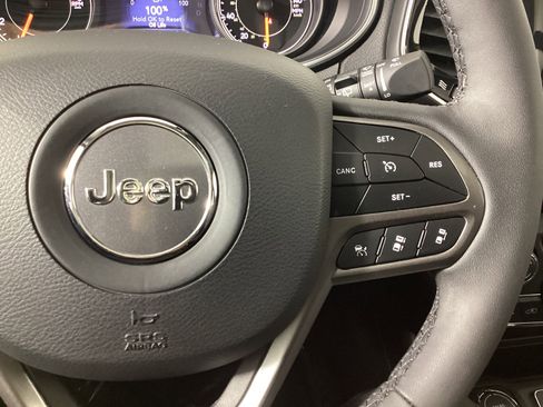 Used 2022 Jeep Cherokee Limited image 25