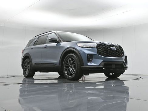 Used 2025 Ford Explorer ST image 49