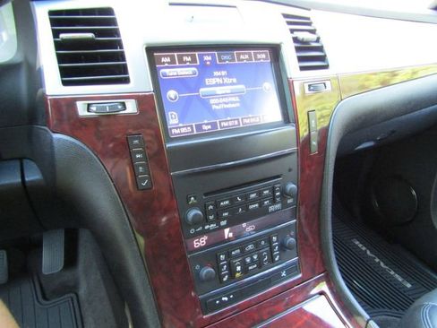 Used 2013 Cadillac Escalade ESV Premium image 20