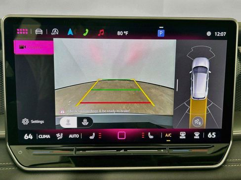 Used 2025 Volkswagen Tiguan SE AWD/4WD image 13