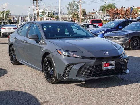 Used 2025 Toyota Camry SE image 3