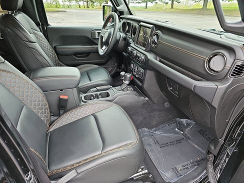 Used 2023 Jeep Gladiator Overland AWD/4WD image 11