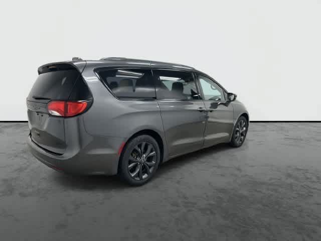 Used 2020 Chrysler Pacifica Limited FWD image 4