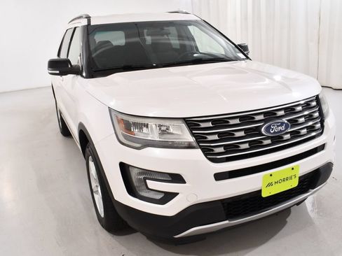 Used 2017 Ford Explorer XLT AWD/4WD image 4